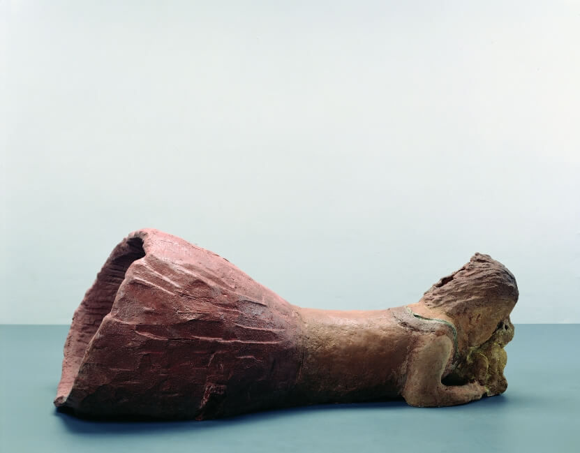 Liegende, Gesicht auf Miko stützend, 1998, Terrakotta glasiert, 40 x 109 x 52 cm, Foto: Lothar Schnepf