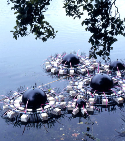 Module der Serie VIII, 2012, Schwimmkörper aus Holz, Hartschaum, Kunststoff, Styropor, Durchmesser ca. 40 - 140 cm, Open Air Projekt, 2012, Weisser See, Park Weissensee, Berlin © Sabine Fassl
