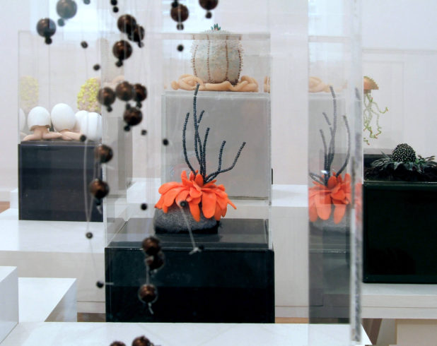 diverse Objekte o.T. der Serie fq.xx, 2008, Perlen, Wachs, Fimo, u.a., je ca. 30 x 16 x 16 cm (mit Fiesensockel und Acrylglashaube), auf Tisch-Sockelsystemen, Gruppenausstellung 