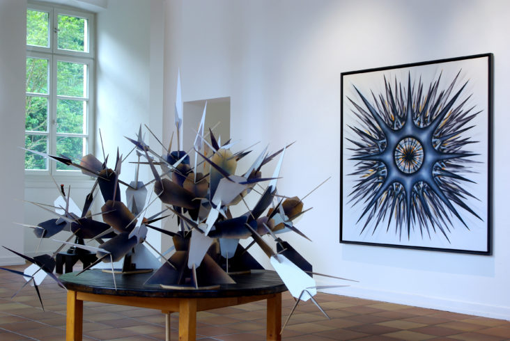 o.T. (1.G.VI_02), 2017, Acryl auf Leinwand im Schattenfugen-Rahmen, 160 x 160 cm, Steckmodul o.T. (2.17.mst_02), 2017, Schichtholz, MDF, Acrylfarbe, ca. 170 x 120 x 150 cm (inkl. Tisch), Einzelausstellung 