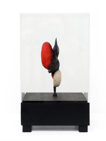 Objekt o.T. (2.13.wo_sIII-02), 2013, Linden- und Buchenholz, Acrylfarbe, ca. 30 x 16 x 16 cm (inkl. Acrylglashaube) © Sabine Fassl