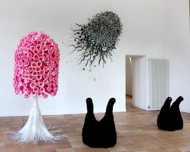 Wandarbeit o.T., 2017, Acryl, ca. 240 x 240 cm, Modul VII (var-a), 2008, WM-Tröten, Holz, Kunststoffbänder, Wolle, Höhe ca. 240 cm, o.T. (2.GII_02-04), 2006, Wolle, Holz, Styropor, Gummi-Tuch, Rollen, ca. 85 x 60 x 30 cm, Einzelausstellung 