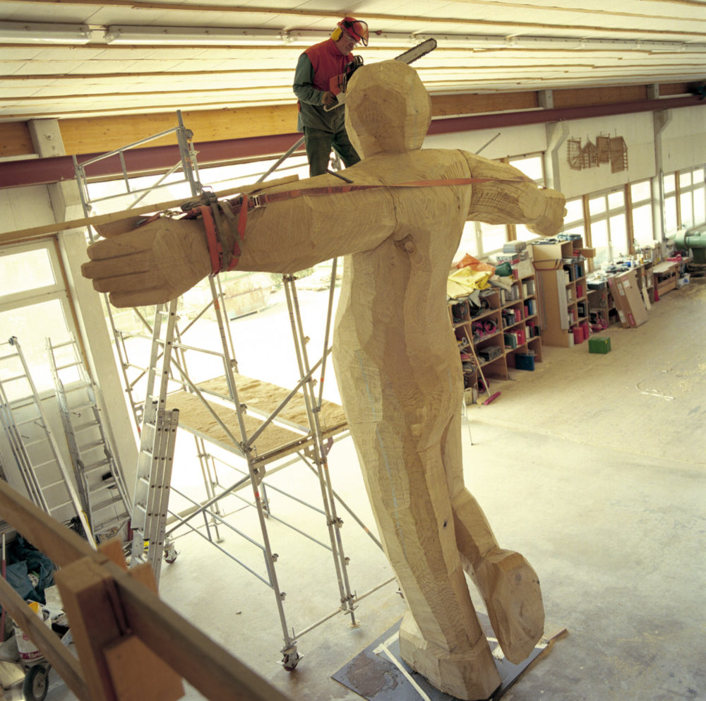 Josef Lang bei der Arbeit an einer Figur; Foto: Martin Hangen