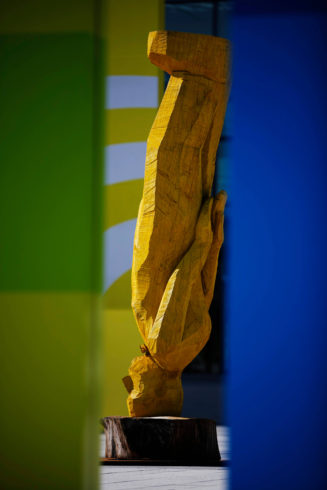 Beim Aufbau einer Figurengruppe vor der Messe in Stuttgart; Foto: Gottfried Stoppel