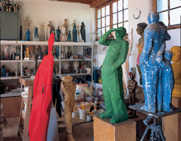 Blick ins Atelier mit früheren und neueren Arbeiten; Foto: Siegfried Wameser