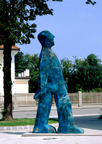 Große Schreitende Schmalfigur, Bronze, Blaupatina, 2005, 300 x 150 x 50 cm; Foto: Siegfried Wameser