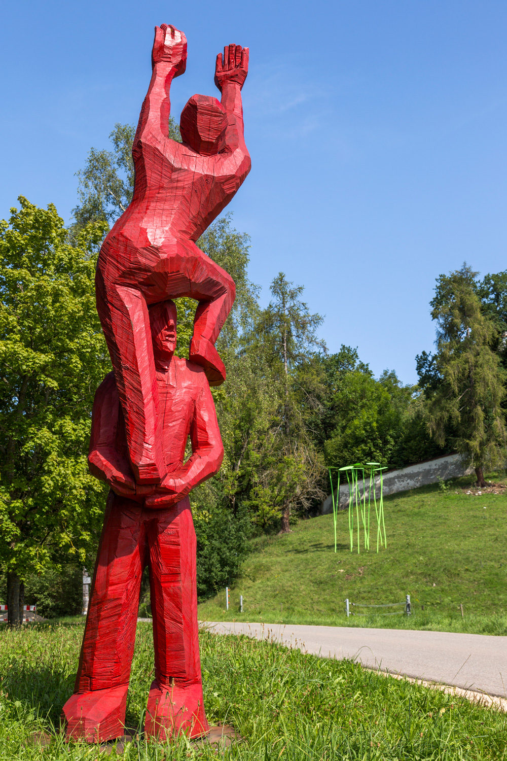 Sternenpflücker, 2015, Eiche, rot lackiert, 400 x 94 x 90 cm, © Foto: Martina Strilic