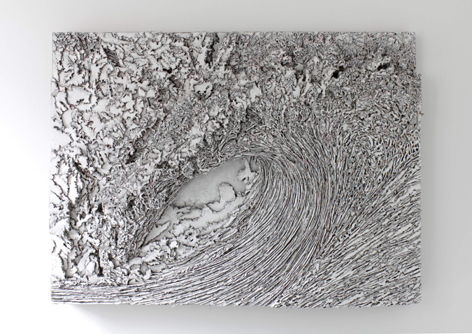 Welle, 2011, Wellpappenrelief, mit Gesso bemalt, Grafit, Permanentmarker, 150 x 200 x 20 cm © VG Bild-Kunst, Bonn 2018/ Martin Spengler, Foto: © Galerie Thomas Modern. Foto: Walter Bayer