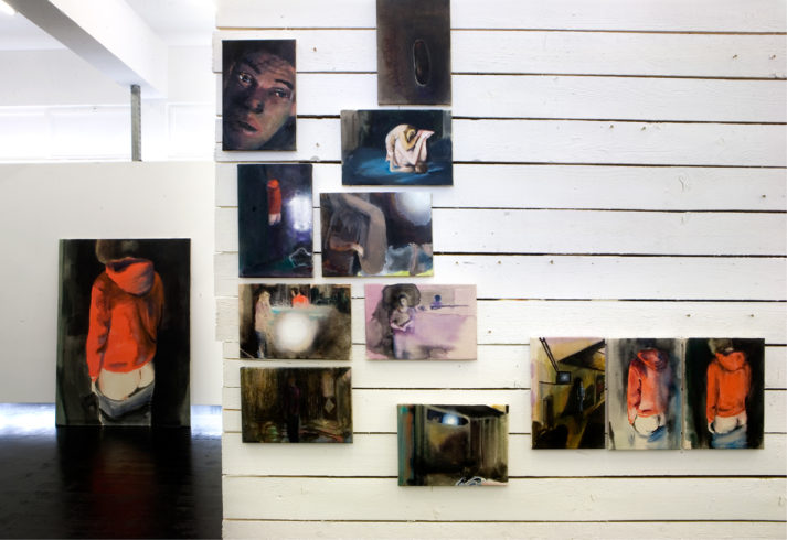 Installationsansicht in der Ausstellung If you close the door, SEPTEMBER, Berlin, 2010, Öl auf Nessel: links: 190 cm x 140 cm; 30 x 22/20 cm, 22/20 x 30 cm; Holz, Wandfarbe, Schrauben, VG Bild-Kunst, Bonn 2018/ Kerstin Drechsel, Foto: David Olivera