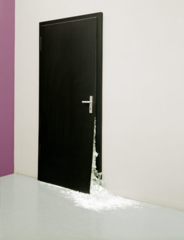 Schwarze Tür, 2007, Installationsansicht, Museum Kunstpalast, Düsseldorf, 2008. Holz, schwarzer Tafellack, Metall, zerbrochenes VSG-Glas, 230 cm x 135 cm + variable Bodenfläche, ca. 1,5 qm