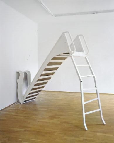 Weiße Rutsche, 2009, Metall, Lack, Riss in Wand, 2,30 x 0,70 x 3,50 m Installationsansicht Galerie Rupert Pfab, Düsseldorf