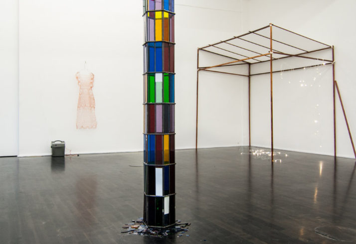 Installationsansicht Ausstellung „November“, Galerie Rupert Pfab 2014, Glassäule, 2014, Stahl, farbiges Glas, 254 x 20 x 20 cm; Kupfernes Kleid, 2014, Kupfer, Weidezaungerät, Strom, 120 x 43 cm; Antidepressionstankstelle 2014, Holz, Papier, Kordel, LED Ohrstöpsel, 225 x 240 x 145 cm