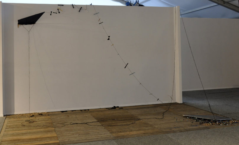 The heavy kite, Blei, Metall, Papier, Schnur, Glas, ortspezifische Installation Blue Container Project Duisburg, 2018, 3,50 x 6 x 2 m