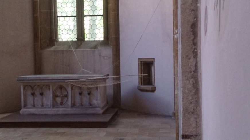 Es war mir nicht gelungen Dir eine silberne Hängematte zu erklären, 2014, Installationsansicht St. Blasius/Diözesanmuseum Regensburg 2016, Silberdraht, Blattsilber, Holz, 160 x 412 cm