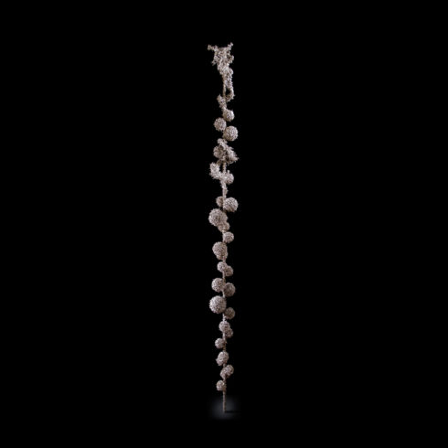 Object 82, 2008, weiße Bronze, 18 cm x 181 cm x 15 cm © und Foto: Aljoscha
