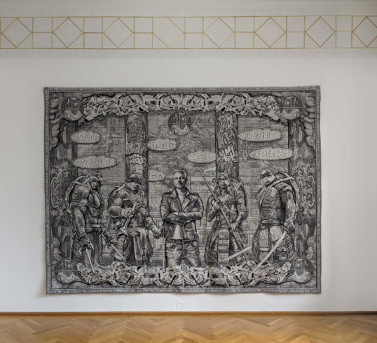 Margret Eicher: „Agent Assange“, 2020, Digitale Collage/Jacquard-Gewebe, 285 x 360 cm VG Bild-Kunst, Bonn 2020/ Margret Eicher, Foto: Nikolaus Steglich/Museum Villa Stuck, München