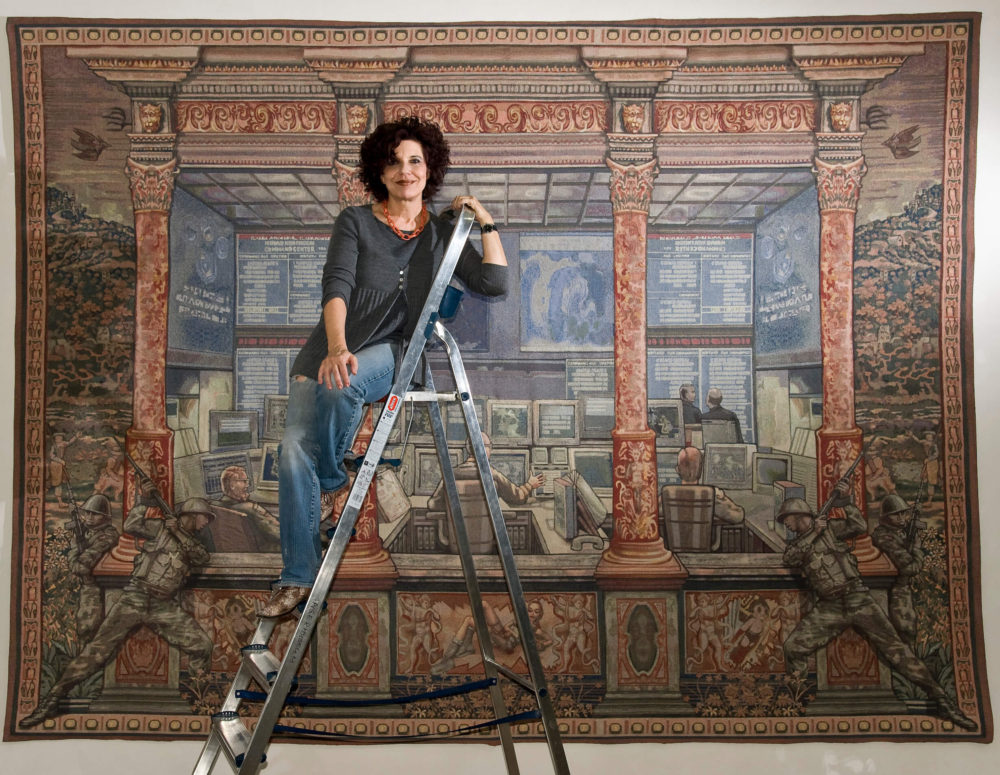 Margret Eicher vor ihrer Arbeit „Herrscher der Welt“ VG Bild-Kunst, Bonn 2020/ Margret Eicher, Foto: Künstlerin/Angermuseum Erfurt