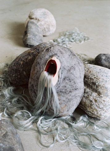 Quelle (Detail), 2001, Stein, Silikon, Kunsthaar, 85 x 210 x 150 cm VG Bild-Kunst, Bonn 2020/ Kirsten Krüger, Foto: Kirsten Krüger
