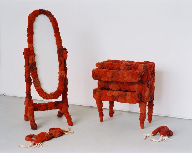 Riff, 2006, Naturschwamm, Silikon, 150 x 170 x 190 cm VG Bild-Kunst, Bonn 2020/ Kirsten Krüger, Foto: Kirsten Krüger