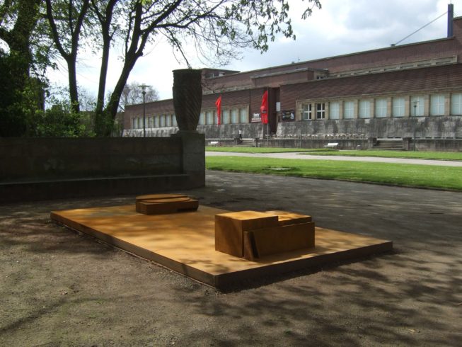 Es gibt nichts mehr, wohin es sich zurückziehen lässt, 1988, Cor-ten-Stahl, Ehrenhof Düsseldorf © VG Bild-Kunst, Bonn 2020/ Ernst Hesse, Foto: Ernst Hesse