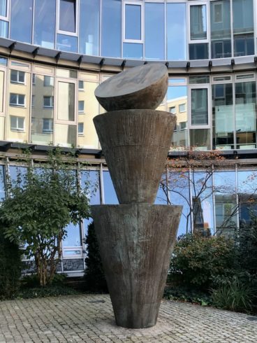 O.T. (Wachstum), 2001, Bronze, H 375 cm, Pettenkoferstraße München © VG Bild-Kunst, Bonn 2020/ Ernst Hesse, Foto: Ernst Hesse