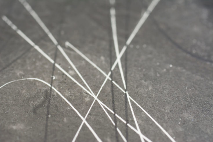 Detail aus Kubus, Gouache weiß und schwarz auf dunkler Gessogrundierung