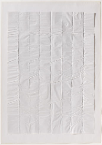 „30 VIII 69/1“, Papier, gefaltet, 100 x 70 cm, 1969 Foto: Sascha Fuis, © Oskar Holweck Nachlass, Courtesy Gallery Martin Kudlek, Köln