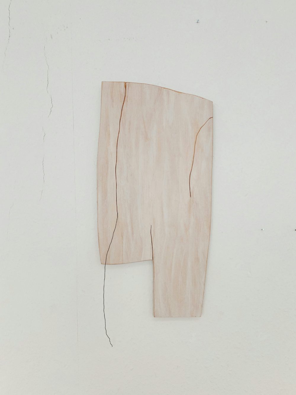 Standbein/Spielbein, 1988, Acryl/Holz/Draht, 57 x 23 x 1 cm © VG Bild-Kunst Bonn, 2023/Doris Erbacher, Foto: Doris Erbacher