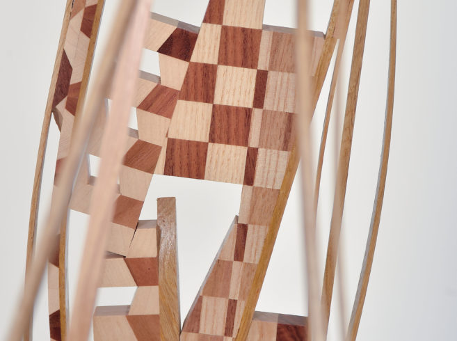 Leichtigkeit, 2020 (Detail), Eichen-, Ahorn-, Eschen- und Nussbaumholz, 195 x 70 x 60 cm © Manfred Holtkamp, Foto: Jürgen Theobald