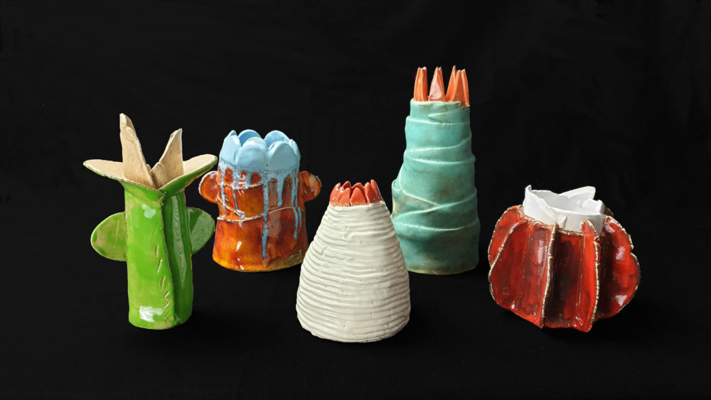Trutzburgen Aus der 30-teiligen Serie Trutzburgen, 2023, Ton, glasiert, Höhe 12-23 cm © VG Bild-Kunst, Bonn 2023/Cholud Kassem, Foto: Cholud Kassem