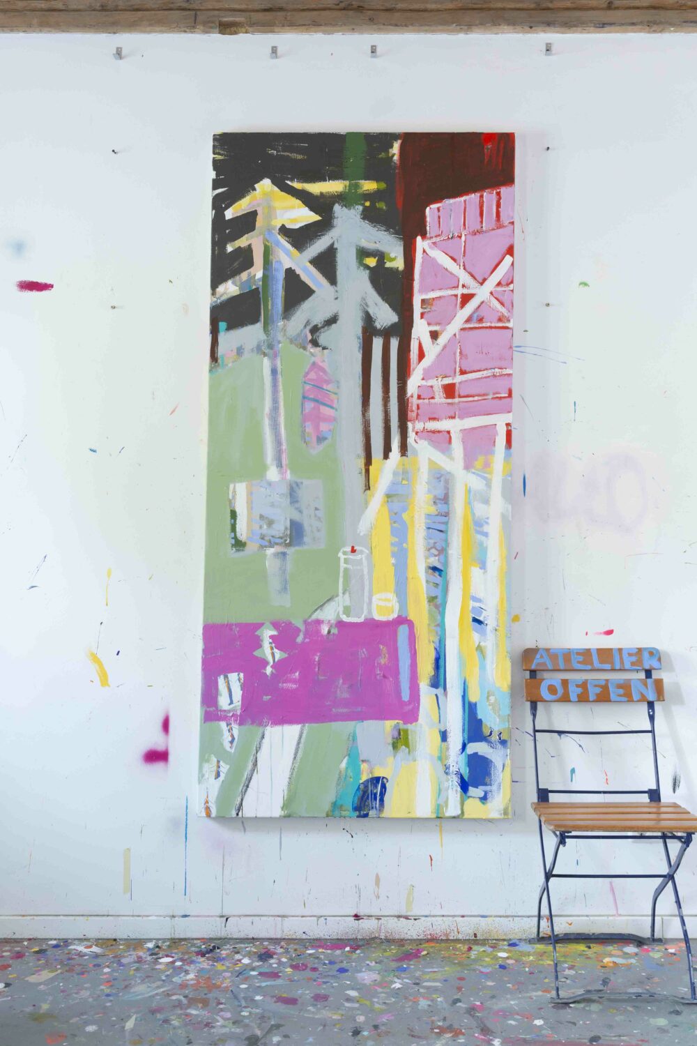 Preußenturm, 2022, Mischtechnik auf Leinwand, 200 x 90 cm. Foto: Isabelle Winkler