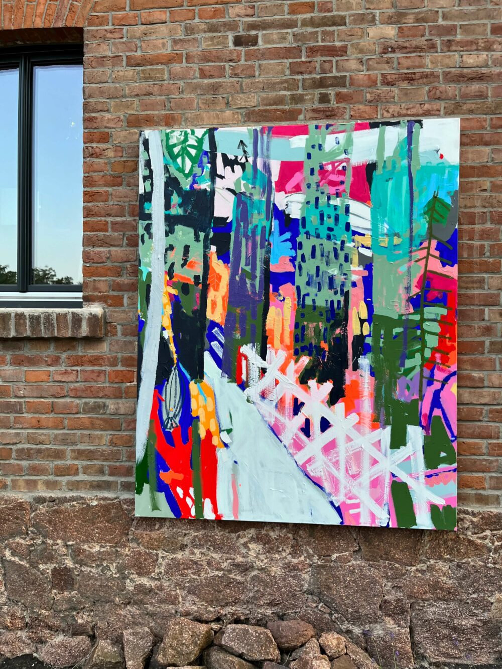 Fassade mit Harz. Dazwischen und Jägerzaun, 2022, Mischtechnik auf Leinwand, 200 x 160 cm. Foto: Anja Nürnberg