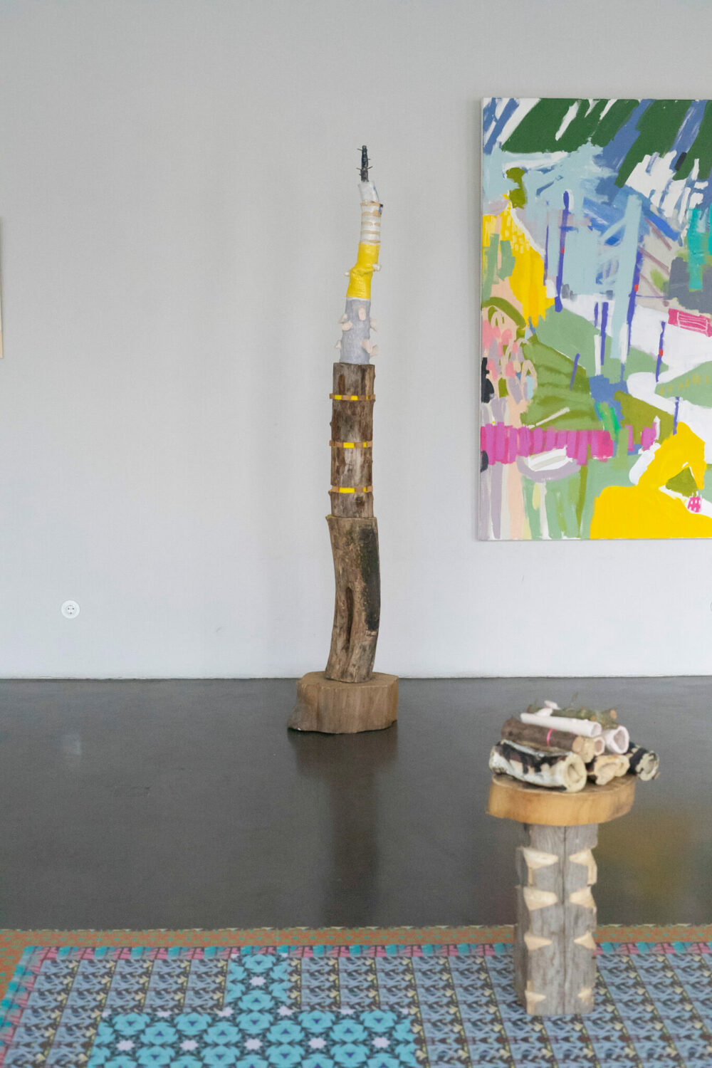 Keramik mit Gemälde Grillenberg, 2022, Mischtechnik auf Leinwand, 180 x 180 cm (im Anschnitt). Foto: Isabelle Winkler