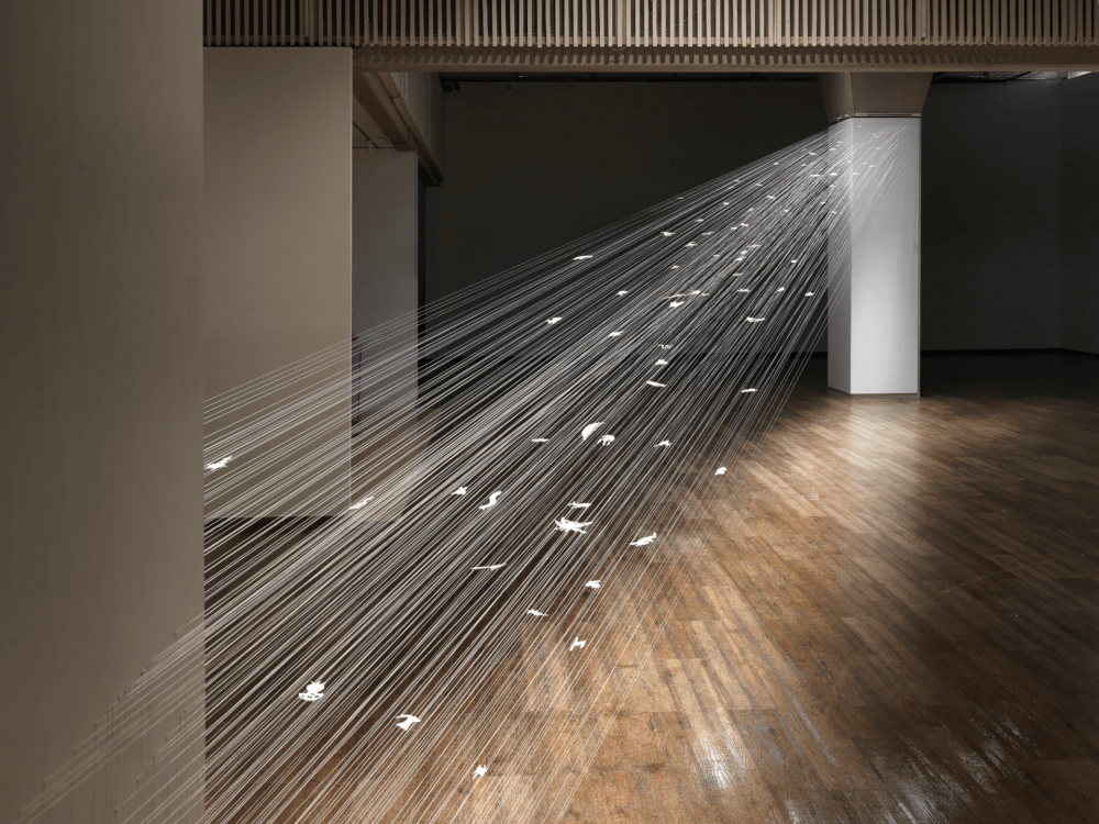 Zerima, 2016/17, Installation, Holz, Acrylfarbe, Faden, 385 x 100 x 1200 cm, The Israel Museum, Jerusalem © VG Bild-Kunst, Bonn 2024 / Zipora Rafaelov, Foto: Elie Posner, Jerusalem